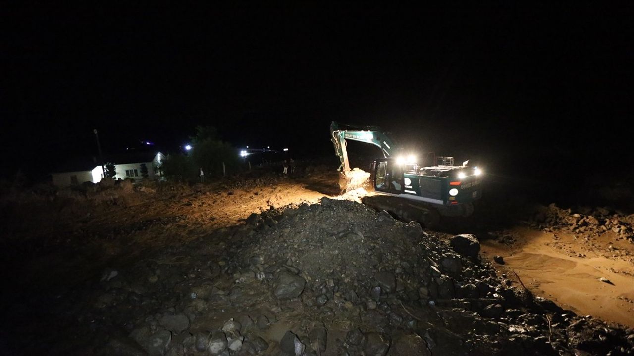 Kars'ta Sel ve Heyelan Sonucu Köylerde Hasar Oluştu