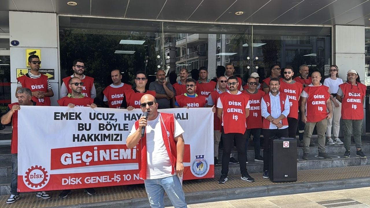 Karşıyaka Belediyesi İşçileri Maaşlarını Alamadıkları İçin Eylem Yaptı