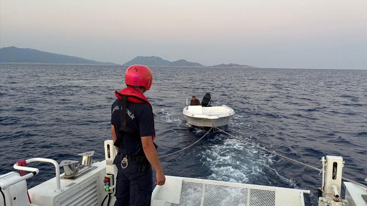 Kaş Açıklarındaki Tekne Kurtarma Operasyonu