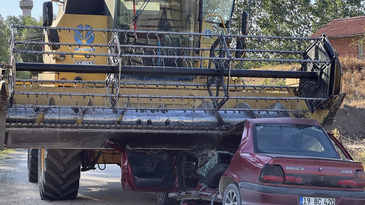 Kastamonu'da Biçerdöver ile Otomobil Kazası
