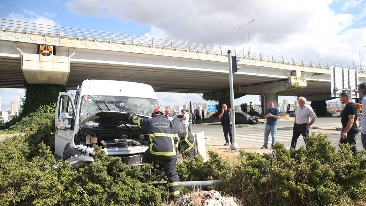 Kastamonu'da Minibüs ve Otomobil Çarpıştı: 4 Yaralı