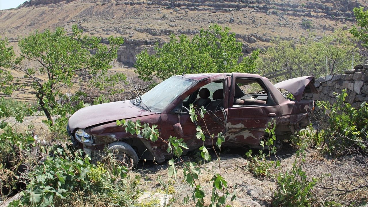 Kayseri'de Müstakil Eve Çarpan Otomobil Kazası