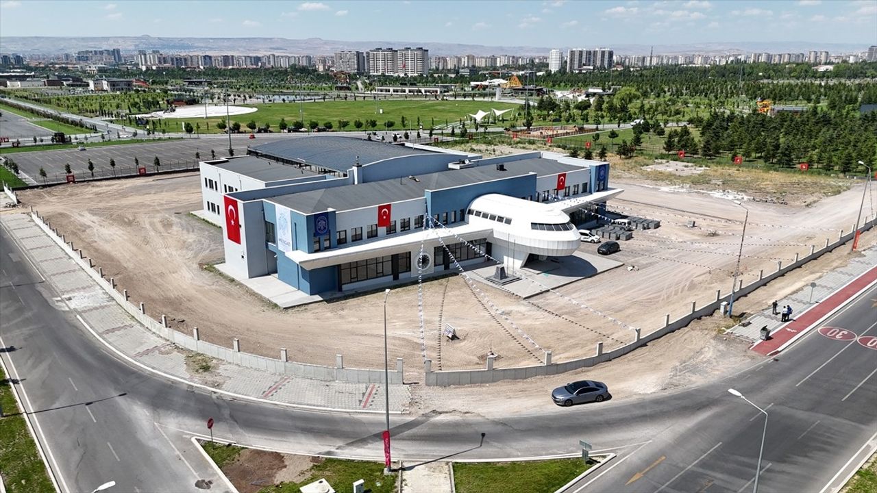 Kayseri'de Uçağı Andıran Yeni Havacılık Lisesi Tanıtıldı