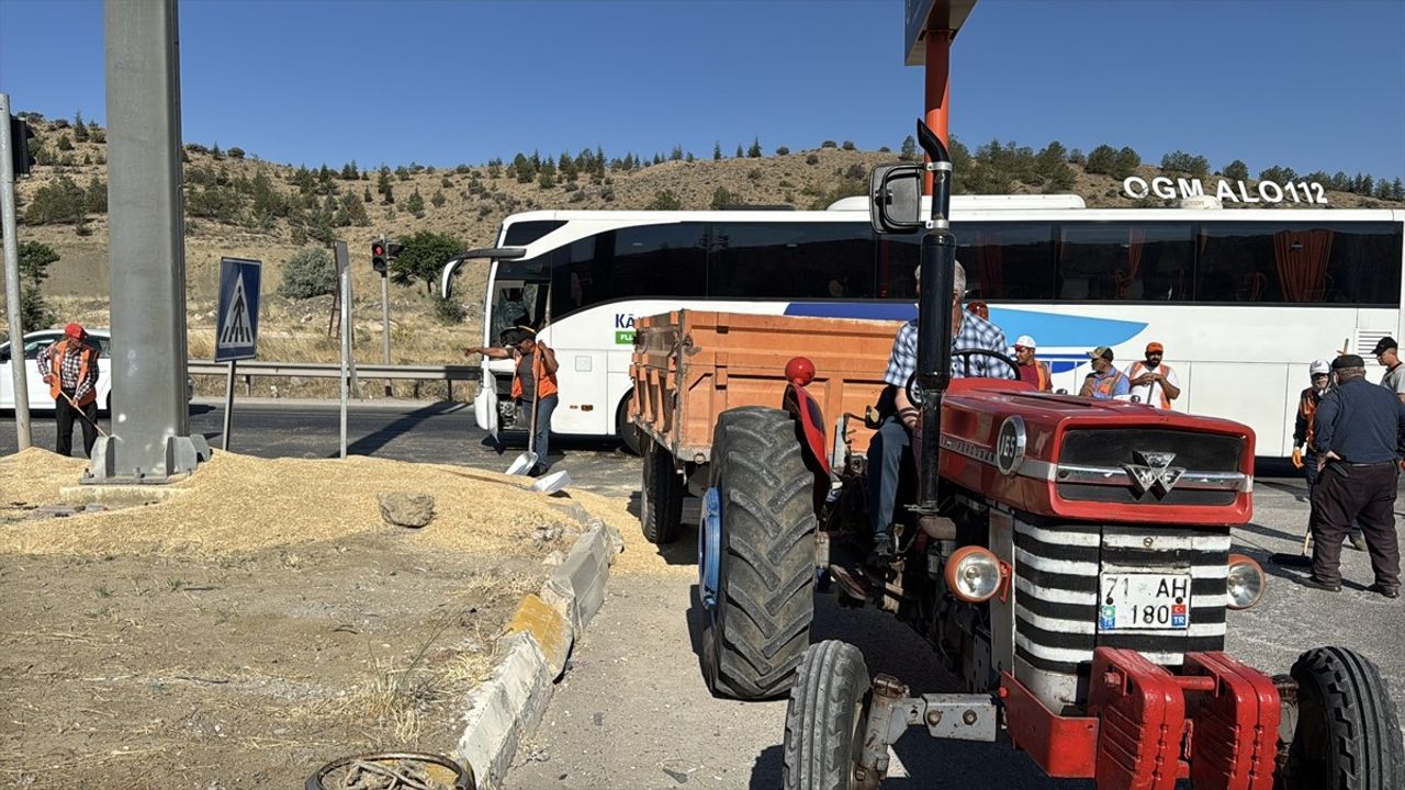 Kırıkkale'de Yolcu Otobüsü ve Traktör Çarpıştı: 4 Yaralı