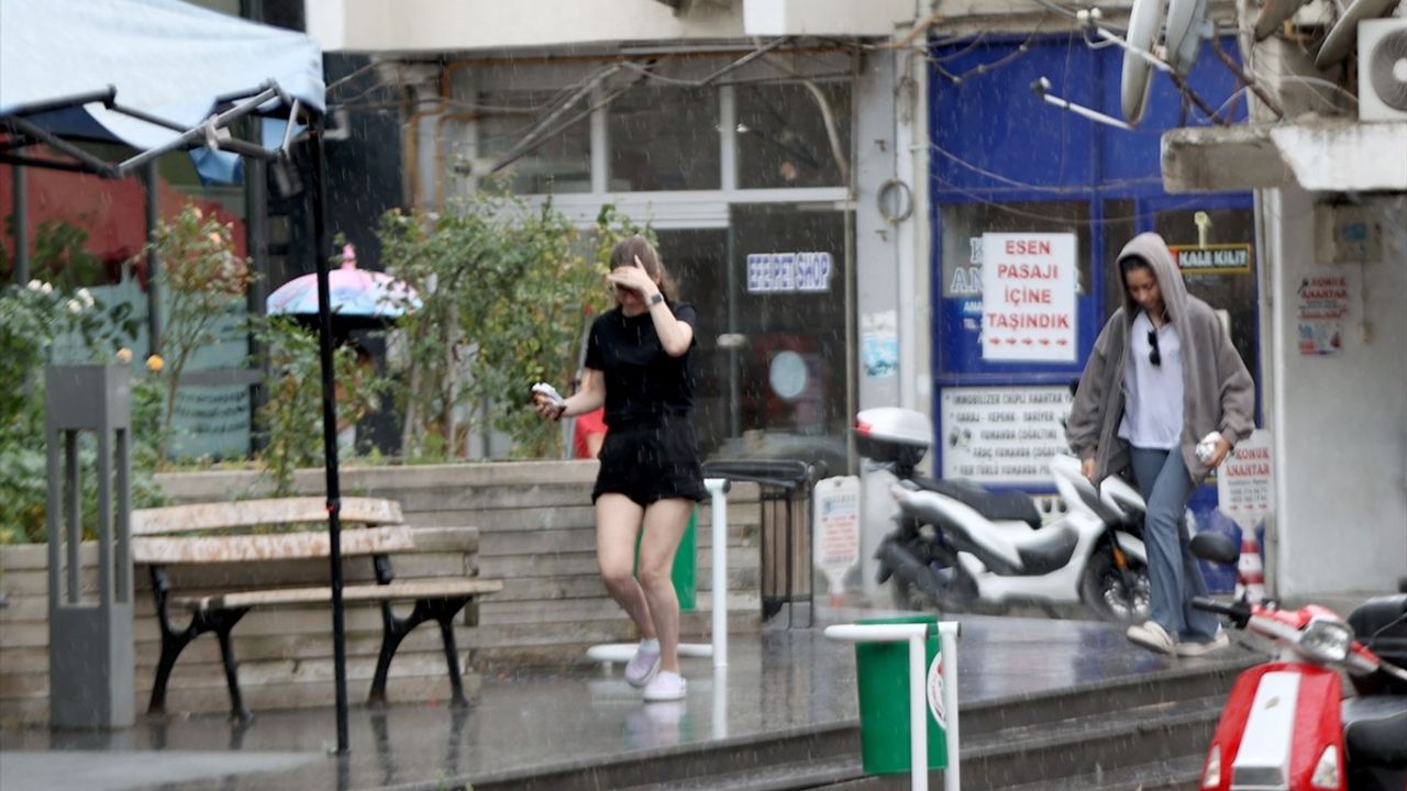 Kırklareli'de Sağanak Yağış Hava Sıcaklığını Düşürüyor