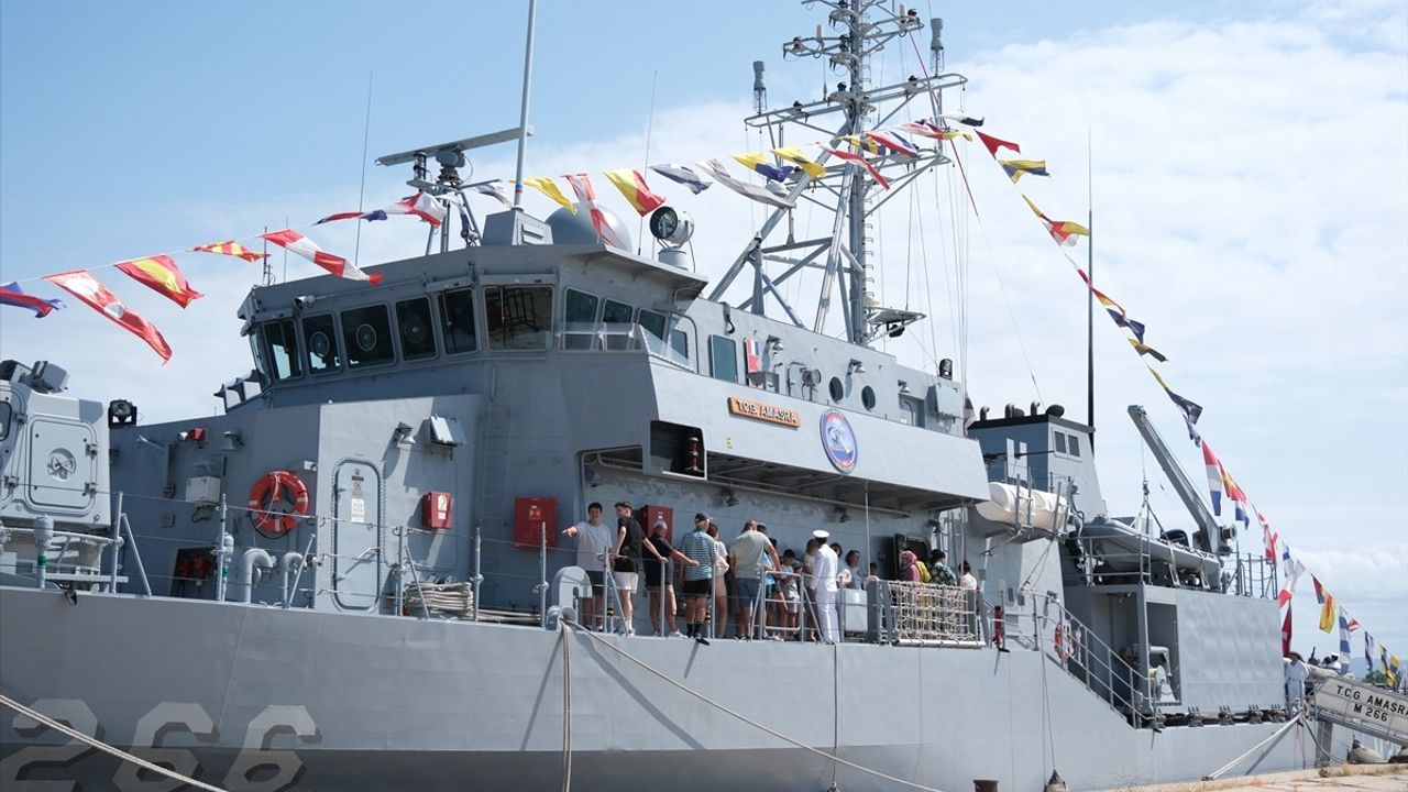 Kırklareli'nde Denizcilik ve Kabotaj Bayramı'nda TCG Amasra Ziyarete Açıldı
