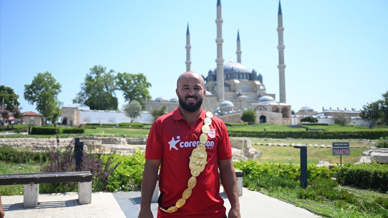 Kırkpınar'ın Yeni Başpehlivanı Orhan Okulu Antalya'ya Döndü