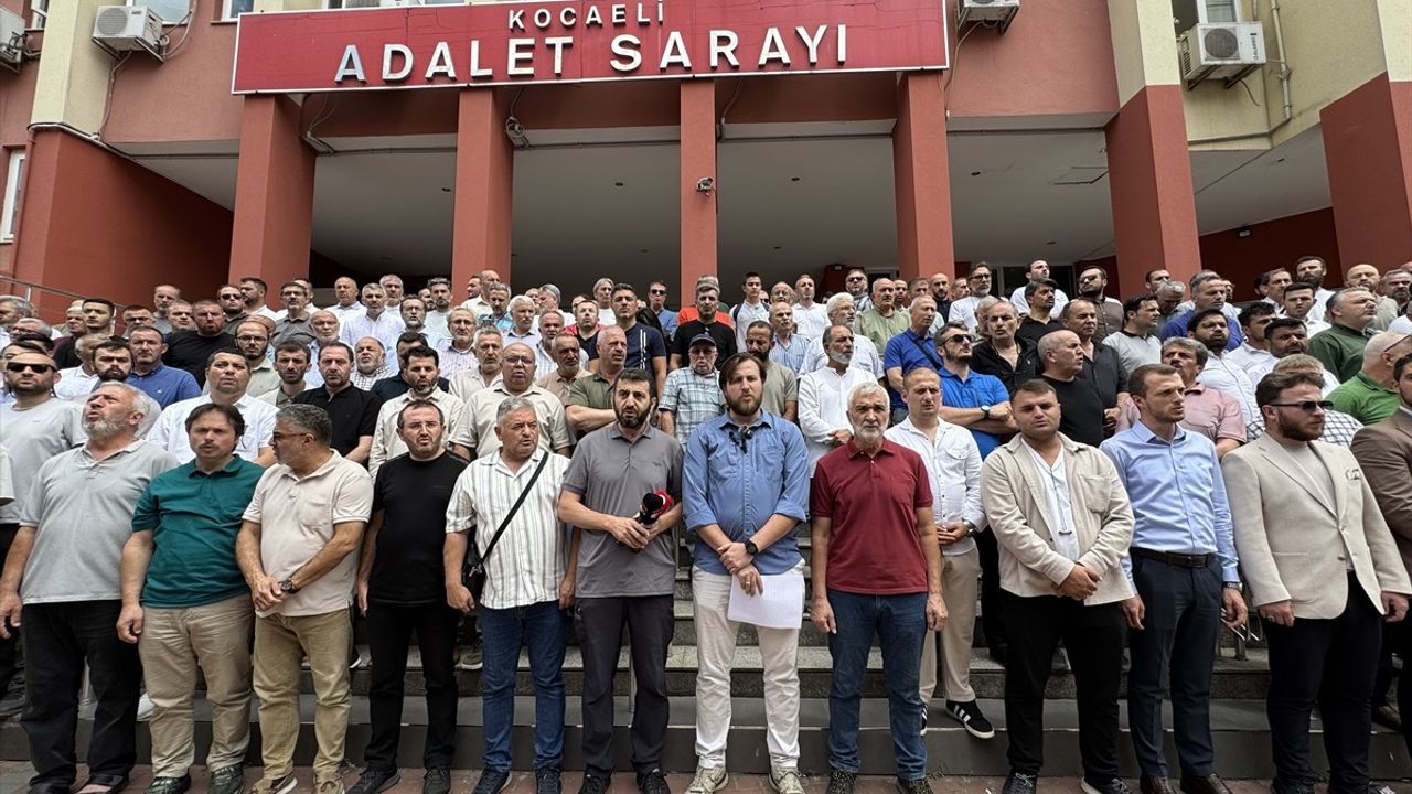 Kocaeli'de Dergiye Suç Duyurusu: Hz. Muhammed'in Karikatürü Tepki Çekti