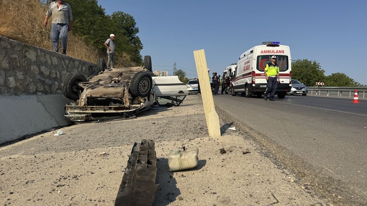 Kocaeli'de Devrilen Araçta Dört Yaralı