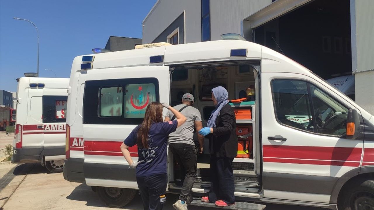 Kocaeli'de Fabrika Yangını: 5 İşçi Dumandan Etkilendi
