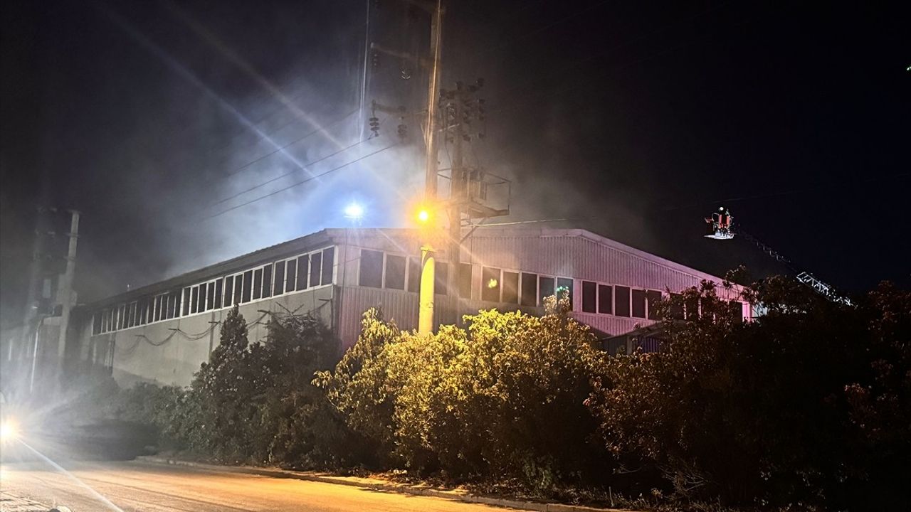 Kocaeli'de Kompozit Ürün Fabrikasında Yangın
