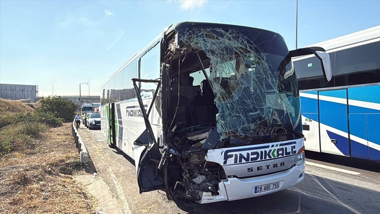 Kocaeli'de Otobüs-Kamyon Çarpışması: 7 Yaralı