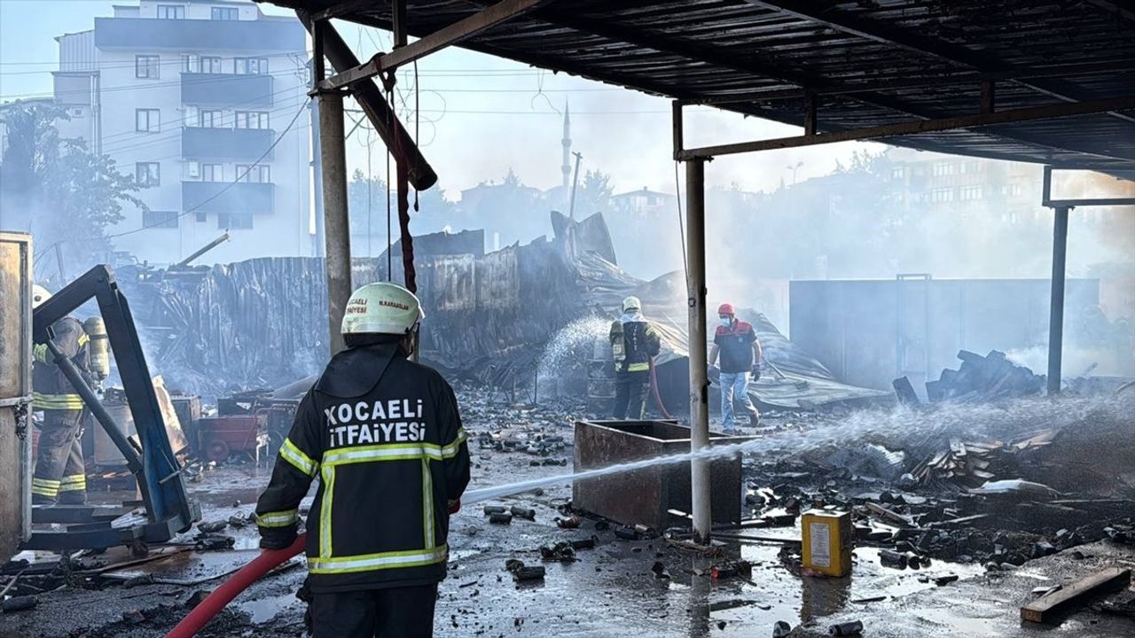 Kocaeli'de Yangın Paniği: Hurda Deposundan Kalıp Atölyesine Sıçradı