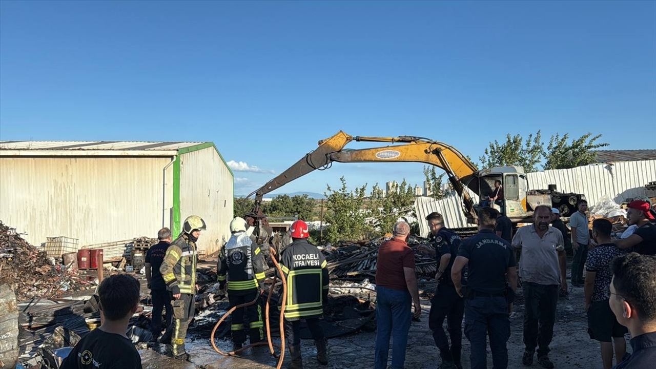 Kocaeli'deki Geri Dönüşüm Tesisinde Yangın Söndürüldü