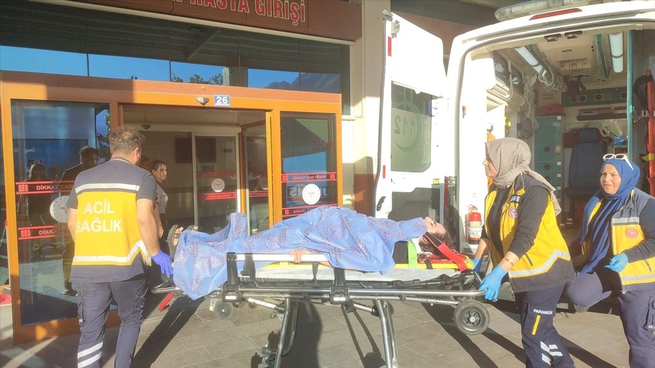 Konya'da Devrilen Otomobilde 4 Yaralı