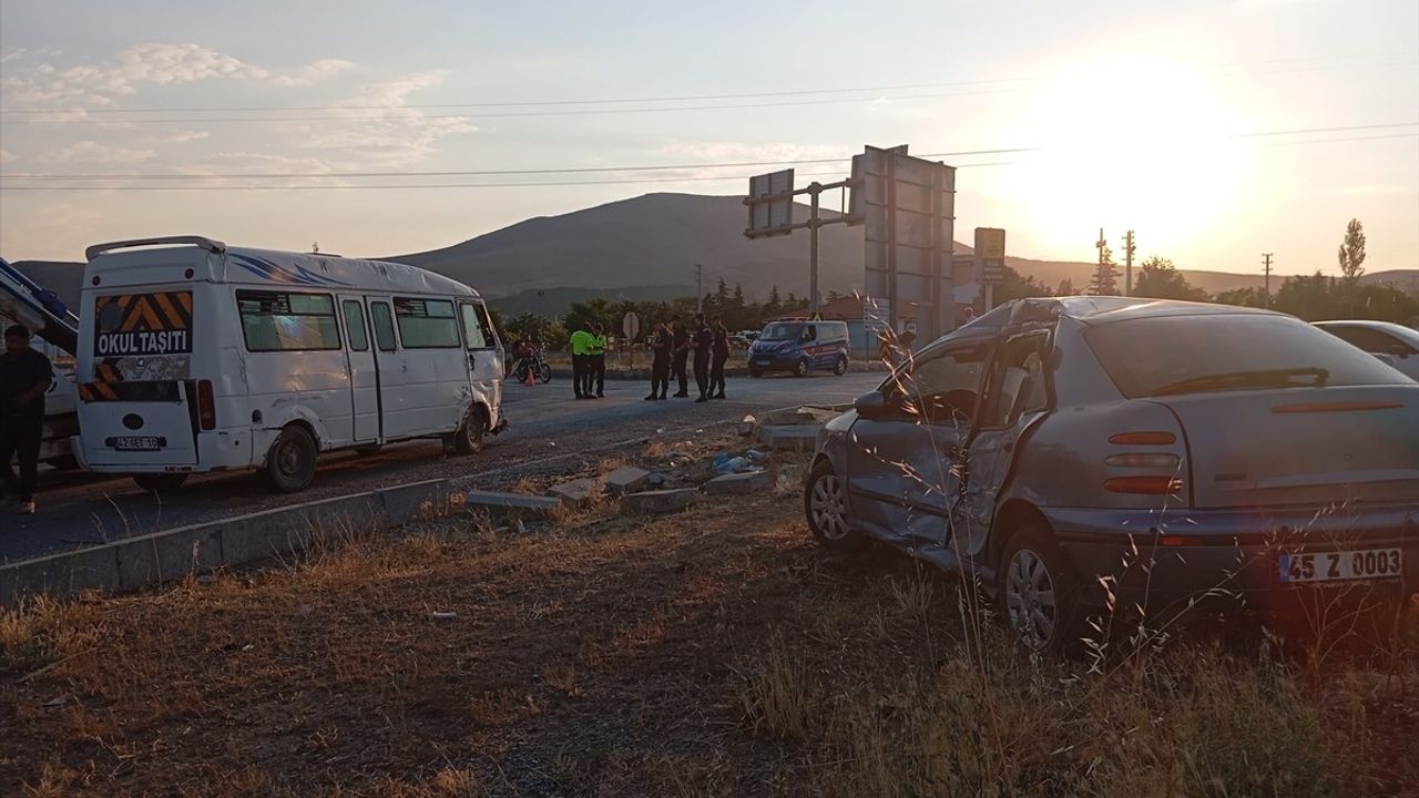 Konya'da Tarım İşçilerini Taşıyan Minibüs ile Otomobil Çarpıştı