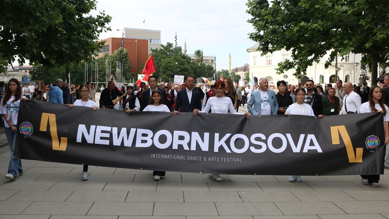 Kosova'da Renkli Dans Festivali Korteji