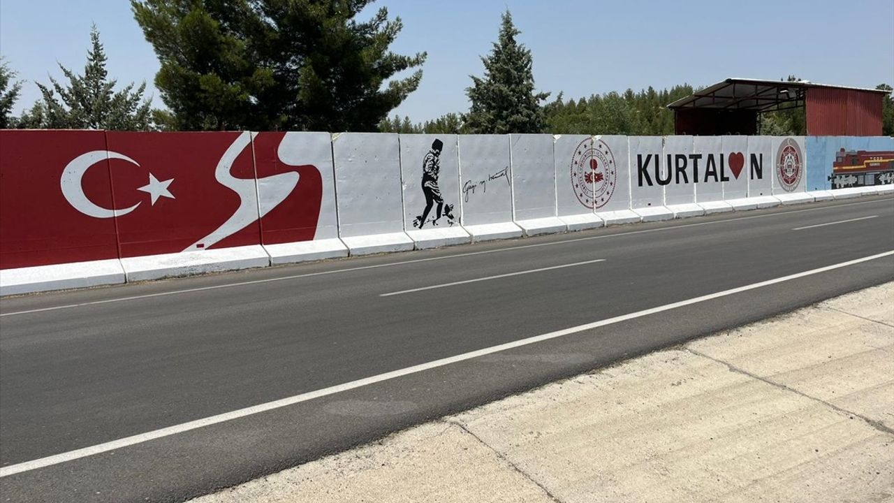 Kurtalan Ekspresi'nin Güvenlik Duvarlarına Yansımışı
