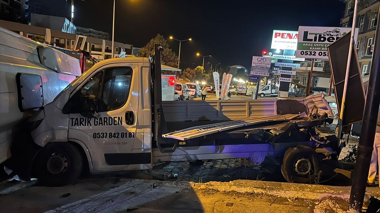 Kuşadası'nda Tur Midibüsü Devrildi: 3 Yaralı