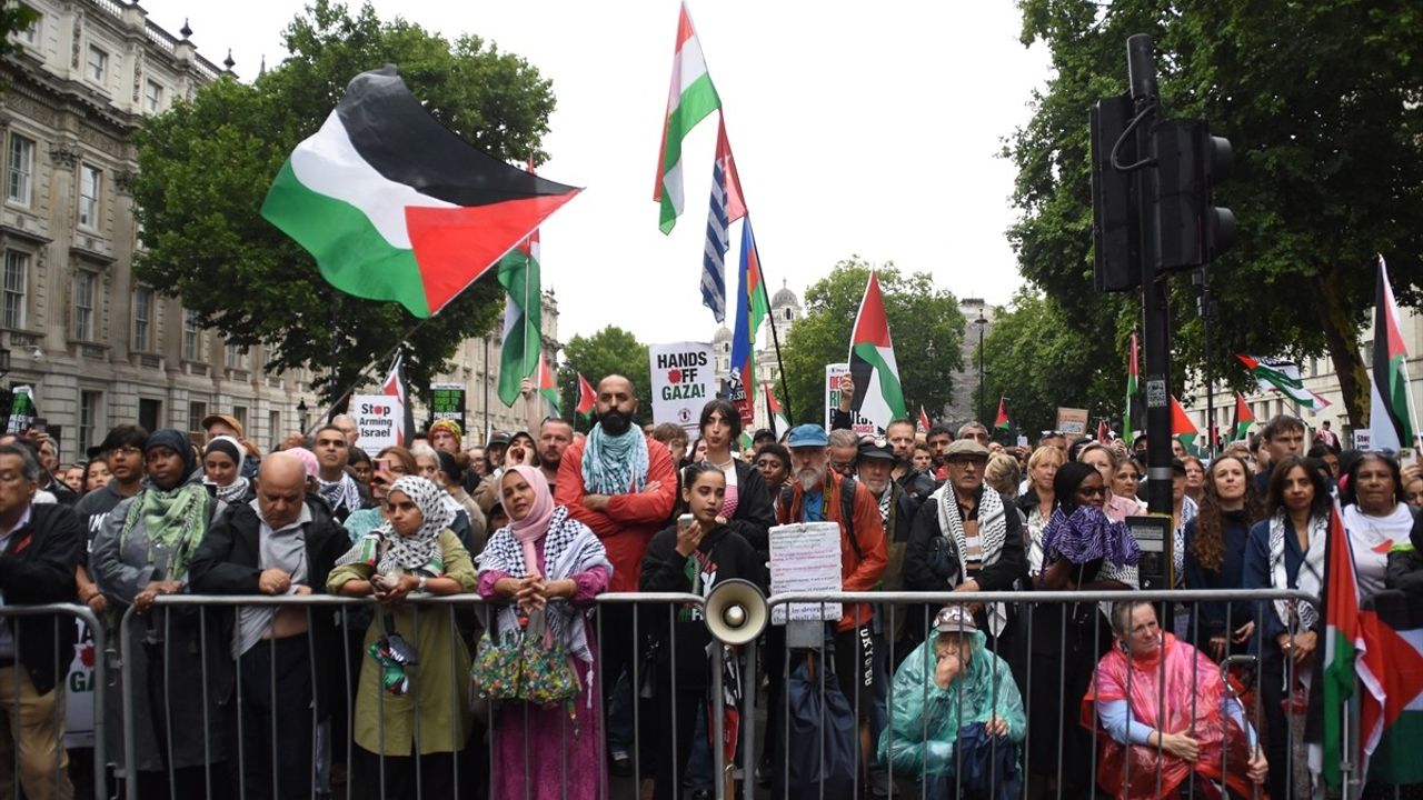 Londra'da Filistin'e Destek Yürüyüşü