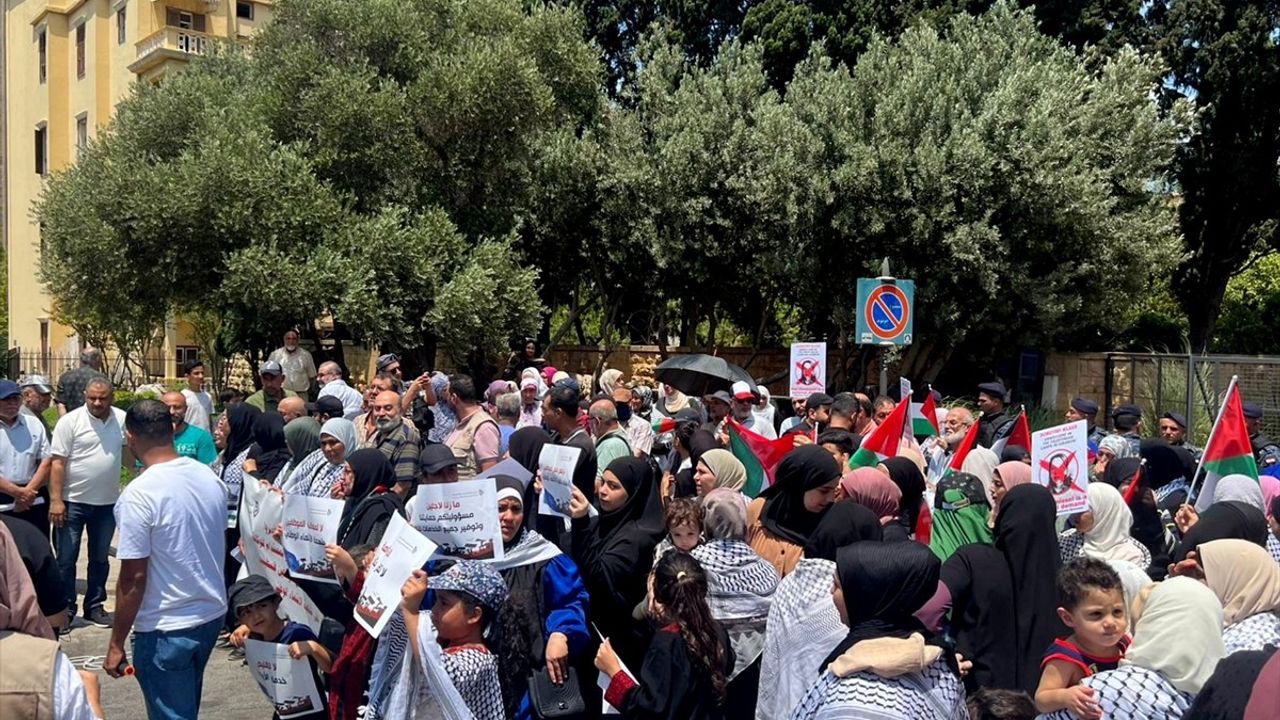 Lübnan'da Filistinliler UNRWA'ya Destek Gösterisi Düzenledi