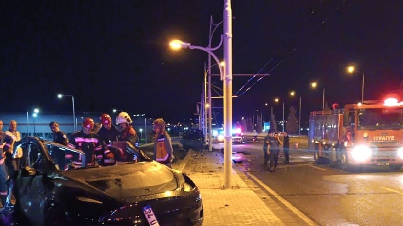 Malatya'da Direğe Çarpan Otomobil Kazası