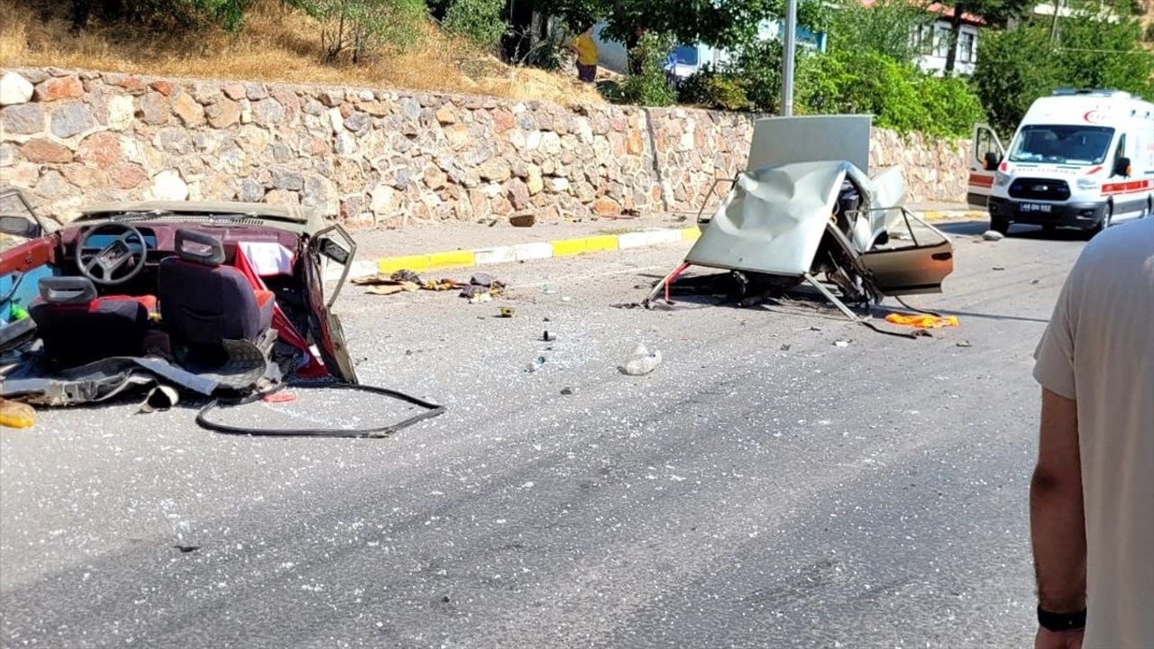 Malatya'da Elektrik Direğine Çarpan Otomobil İkiye Ayrıldı