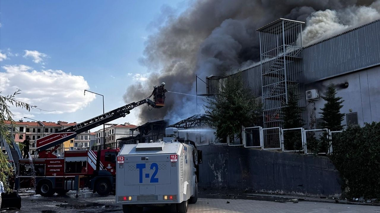 Malatya'da Hırdavat Mağazasında Yangın Çıktı