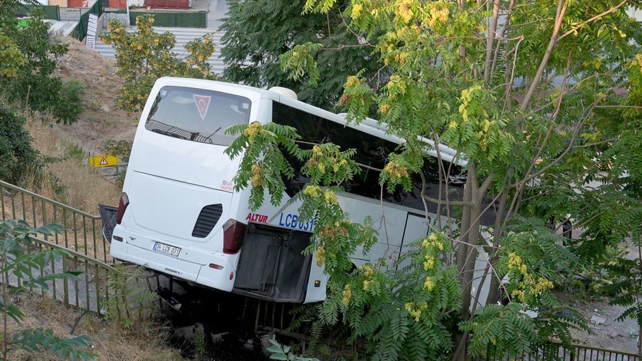 Maltepe'de Servis Otobüsü Kaza Geçirdi