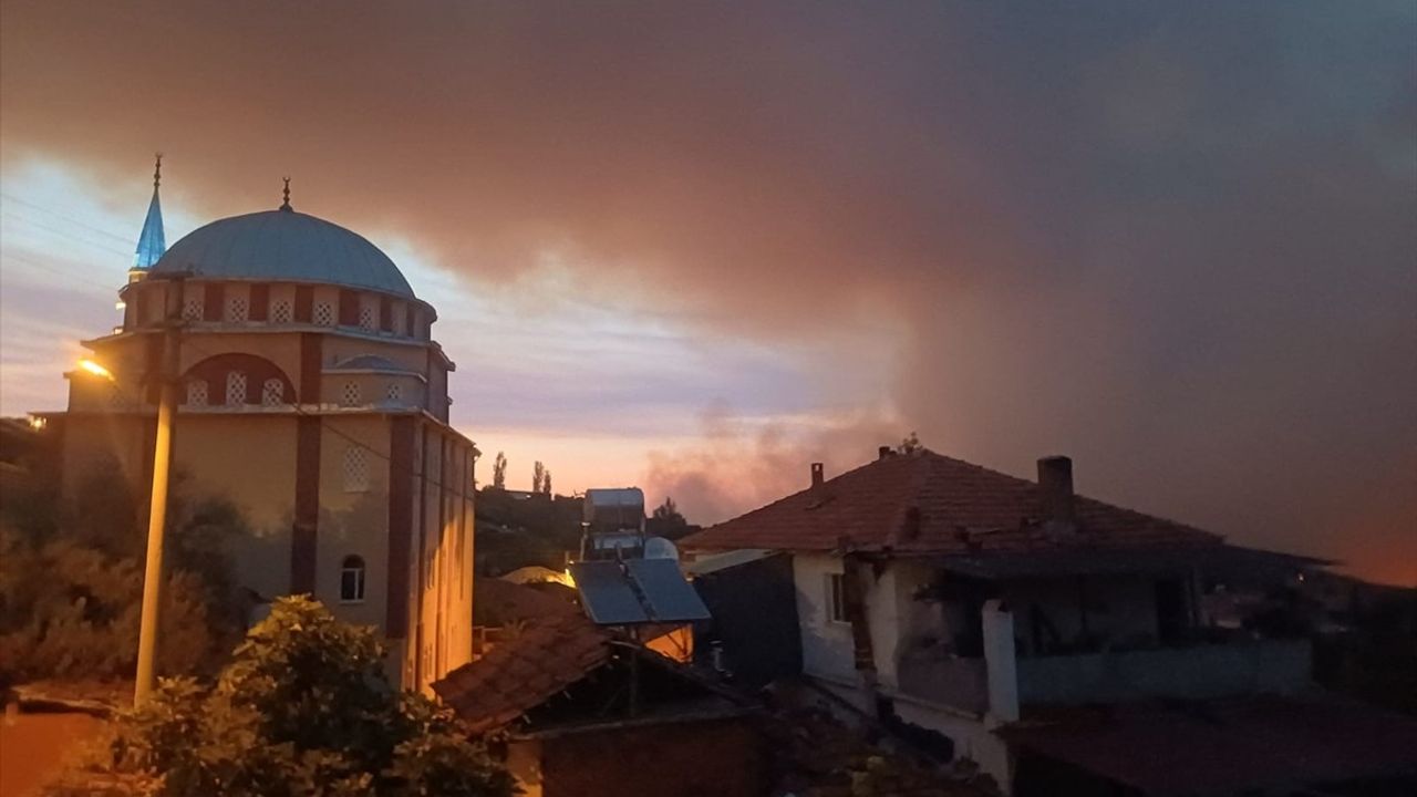 Manisa'da Orman Yangınlarına Havadan ve Kara Ekipleriyle Müdahale Devam Ediyor