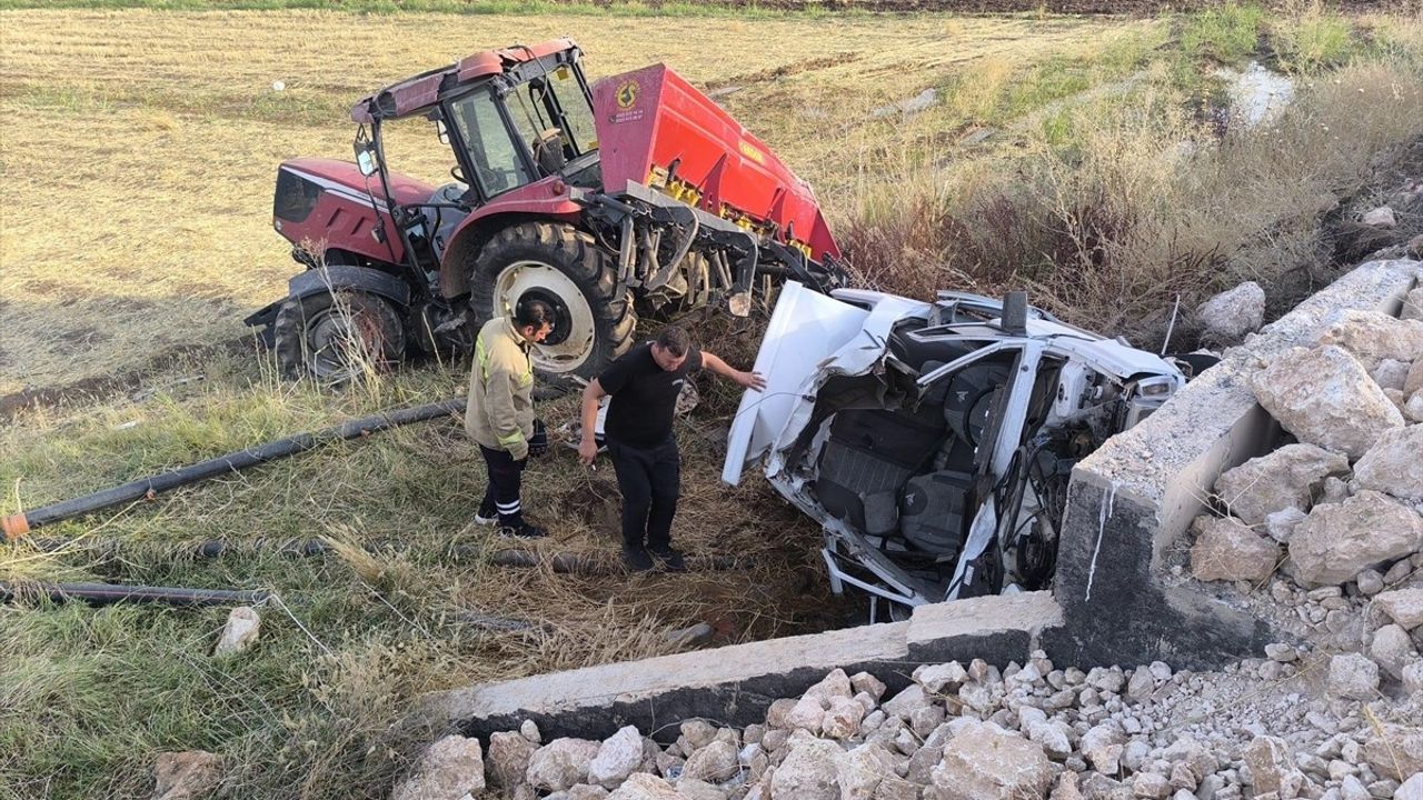 Mardin'de Otomobil ve Traktör Çarpıştı: 2 Yaralı