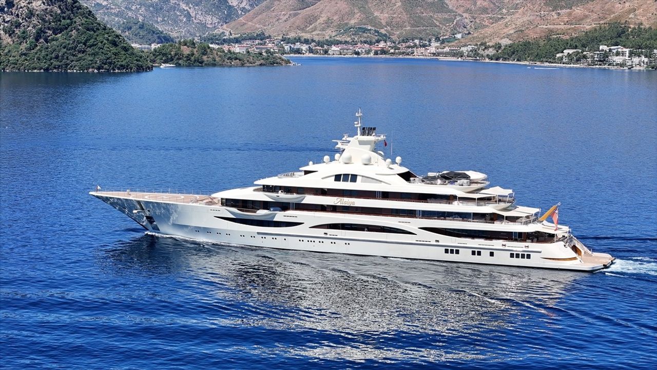 Marmaris’te Lüks Yat "Alaiya" Yakıt İkmal Etti