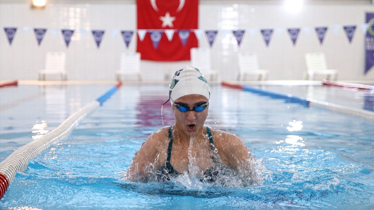 Melda Kolayca Olimpiyat Hedefiyle Yüzmeye Devam Ediyor