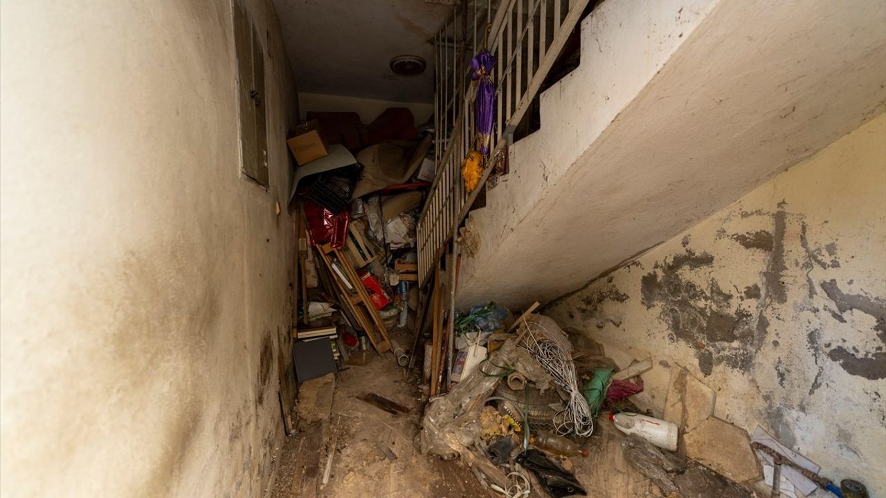Mersin'de Kötü Koku Sebebiyle 10 Kamyon Çöp Çıkarıldı