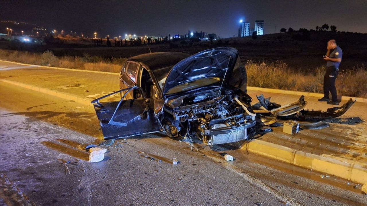 Mersin'de Refüje Çarpan Araçta İki Kişi Yaralandı