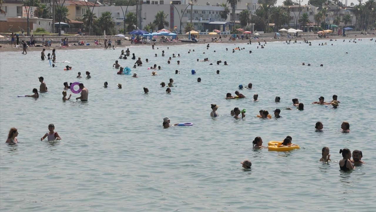 Mersin'de Sıcak Hava Tatilcileri Sahillere Yönlendirdi