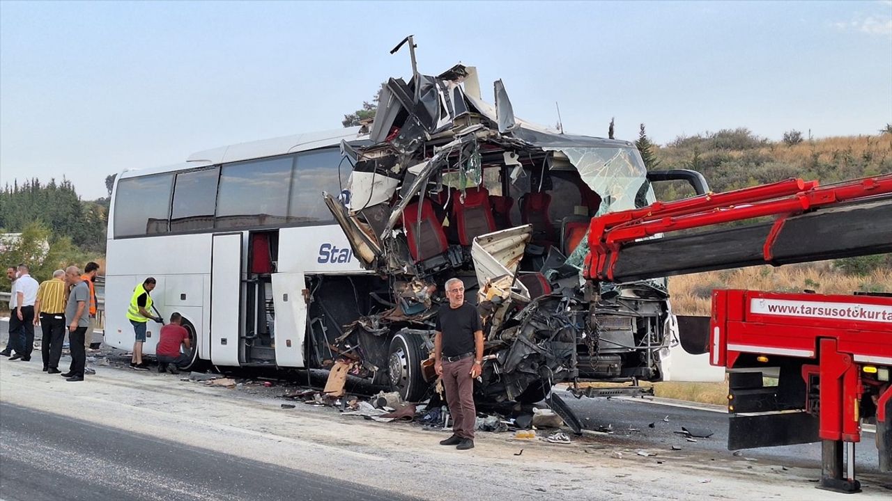Mersin Tarsus'ta Yolcu Otobüsü Tıra Çarptı: 9 Yaralı