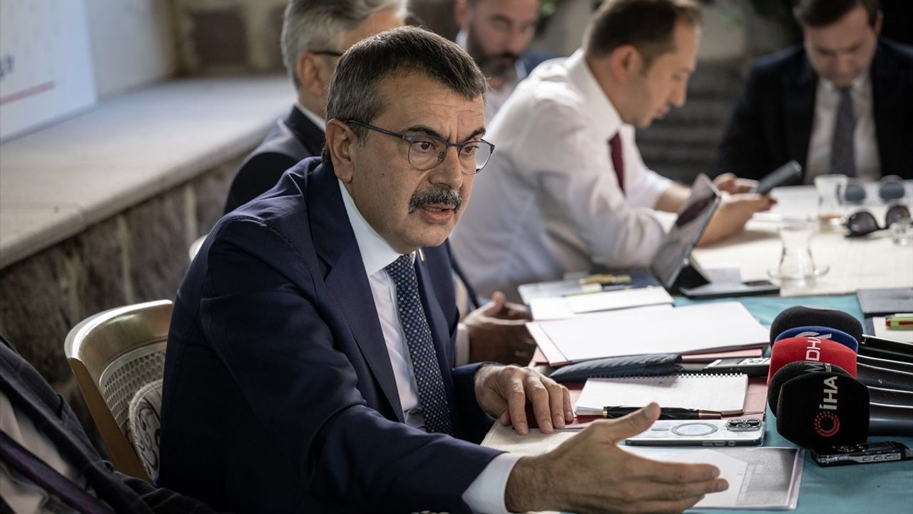 Milli Eğitim Bakanı Tekin Basın Mensuplarıyla Bir Araya Geldi