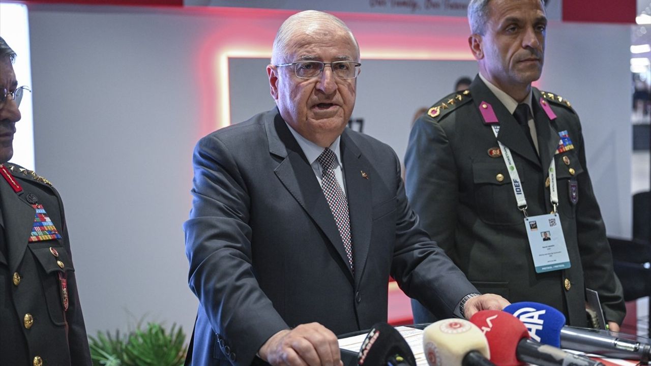 Milli Savunma Bakanı Güler'den IDEF 2025'te Aile Yılı Ziyareti