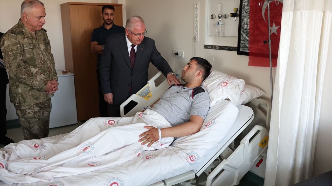Milli Savunma Bakanı Güler, Metan Gazından Zehirlenen Askerleri Ziyaret Etti