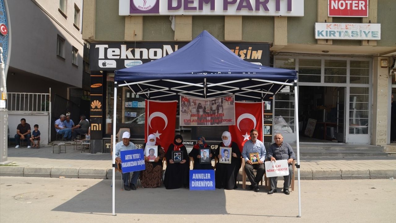 Muş'ta Ailelerin DEM Parti Önünde Sürdürdüğü Eylemler