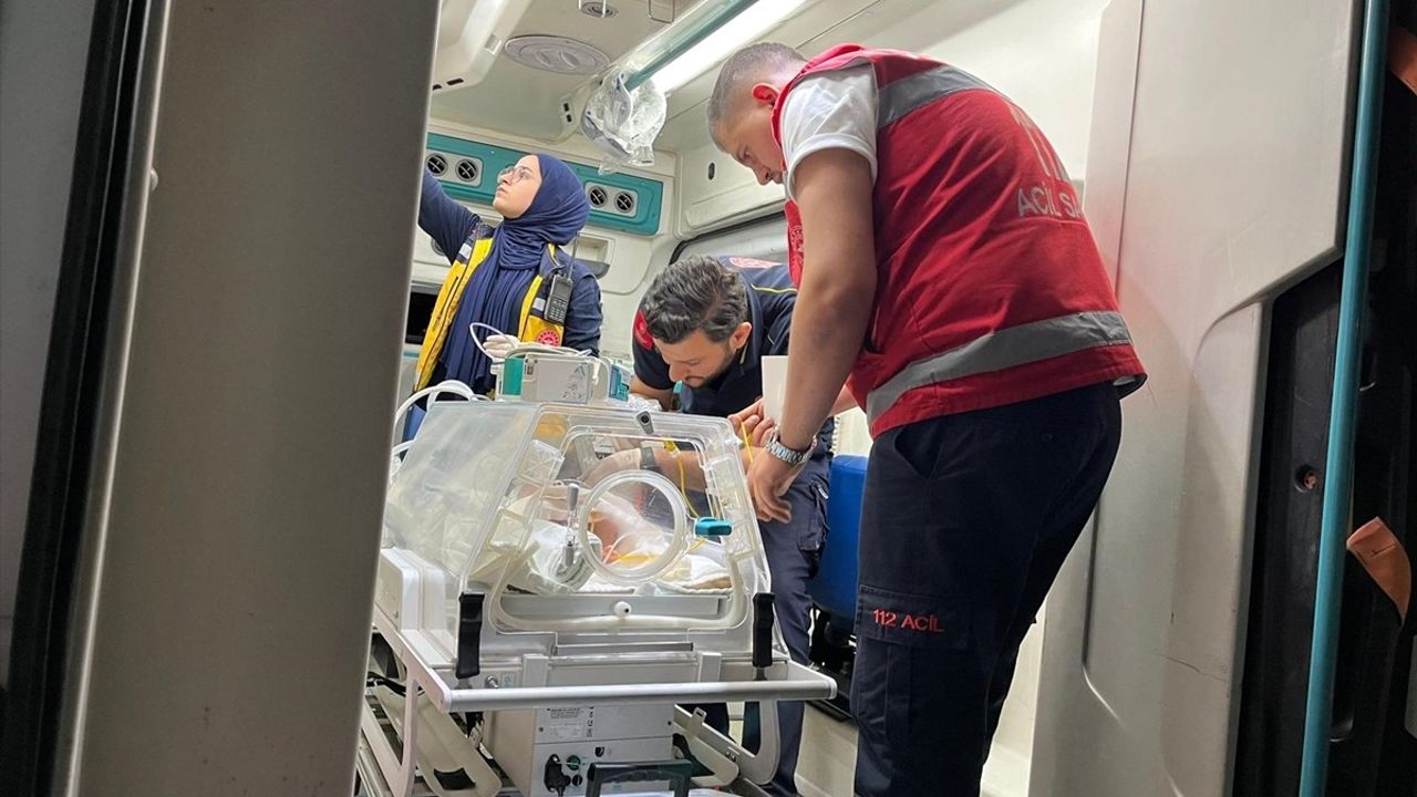 Muş'ta Kalp Damarında Daralma Olan Bebek İstanbul'a Sevk Edildi