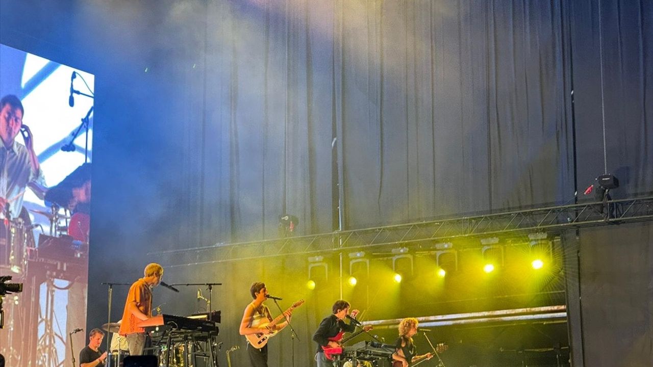 Parcels, İstanbul'da Enerjik Bir Konserle Müzikseverlerle Buluştu