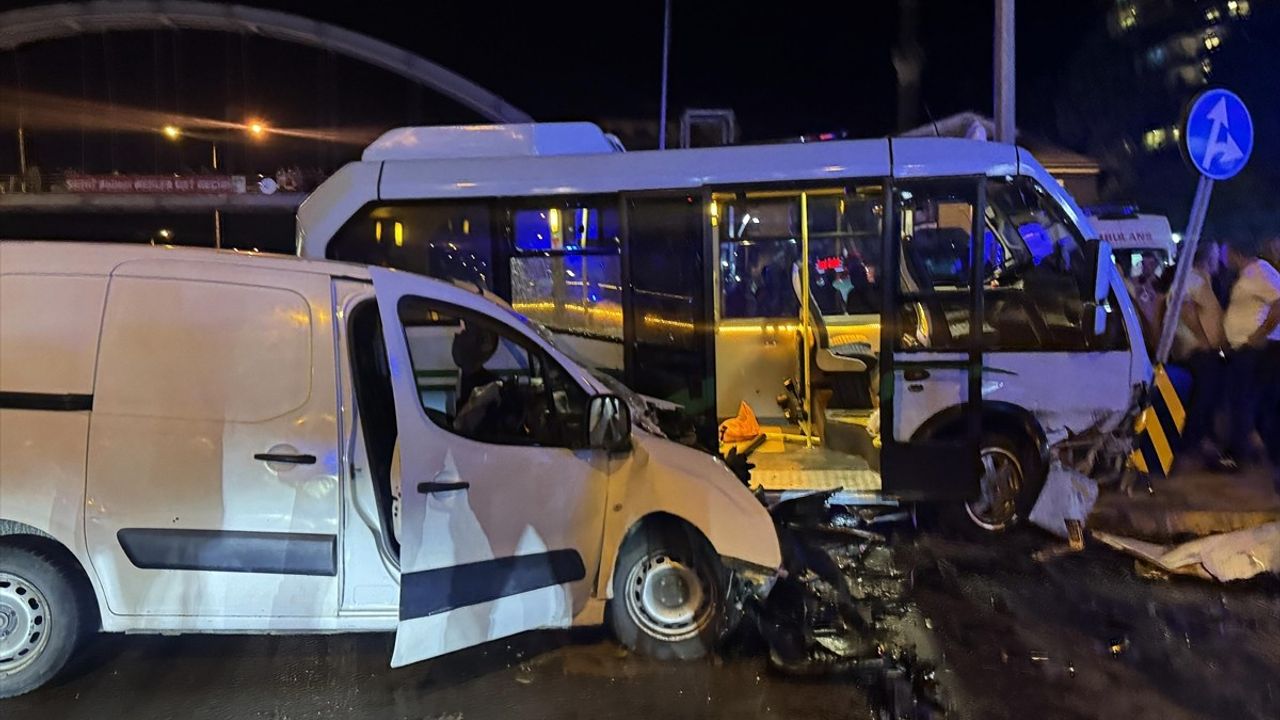 Rize'de Minibüs ve Hafif Ticari Araç Kaza Yaptı