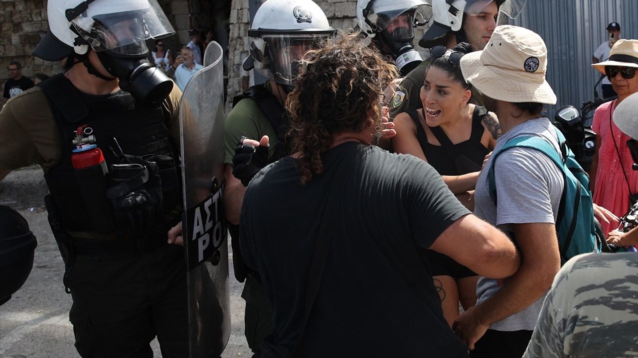 Rodos'ta İsrailli Turistleri Taşıyan Geminin Protesto Edilmesi