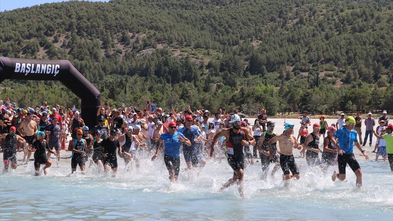 Salda Gölü'nde Triatlon Yarışı Düzenlendi