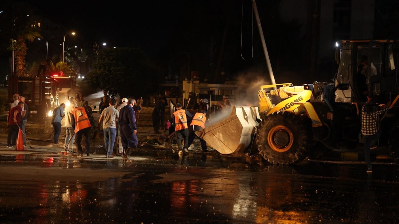 Şam'da İsrail Hava Saldırıları Sonrası Enkaz Kaldırma Çalışmaları