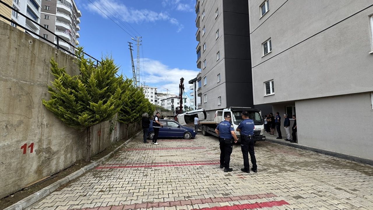Samsun'da İstinat Duvarı Çöktü, 4 Araç Hasar Gördü