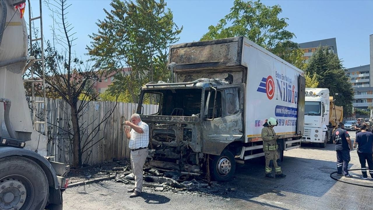 Sancaktepe'de Kamyonet Yangını Kontrol Altına Alındı