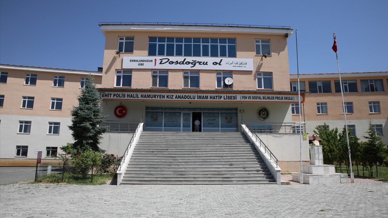 Şehit Polis Memuru Halil Hamuryen'in Hatırası Okulda Yaşatılıyor